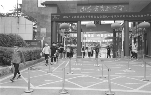 2023年我省高考报名考生98万人,参加夏季高考统一考试考生67万人,比2022年增加7万人 记者周里摄